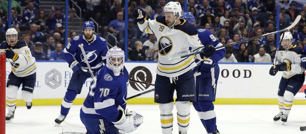Латвиец Земгус Гиргенсонс (в центре) празднует гол в матче НХЛ против клуба Тампа Бэй Лайтнинг.  - Sputnik Латвия