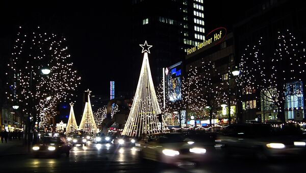 Главная торговая улица Берлина – Курфюрстен штрассе в преддверии Рождества освещена множеством огней. - Sputnik Latvija