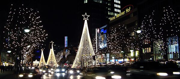 Главная торговая улица Берлина – Курфюрстен штрассе в преддверии Рождества освещена множеством огней. - Sputnik Latvija