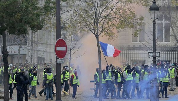 Акция протеста автомобилистов желтые жилеты в Париже - Sputnik Latvija