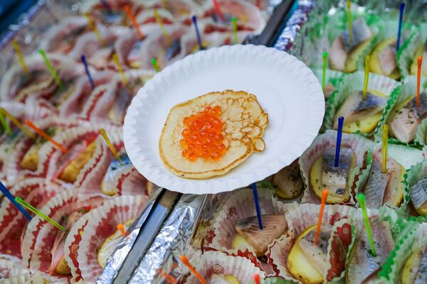 Столкнуться с мэром, послом или президентом: рождественский базарчик в Рижской думе - Sputnik Латвия