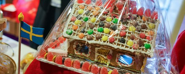 Имбирный домик. Благотворительная рождественская ярмарка в Рижской думе  - Sputnik Латвия