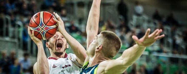 Латвиец Янис Блумс (слева) в отборочном матче ЧМ-2019 по баскетболу против Словении - Sputnik Латвия