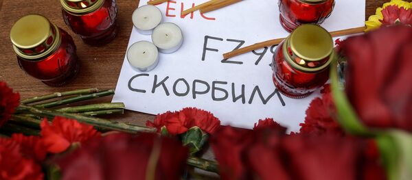 Москвичи несут цветы к представительству Ростовской области в столице - Sputnik Латвия