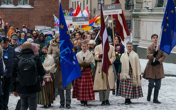 Участники форума прошли шествием по Старой Риге к памятнику Свободы - Sputnik Латвия