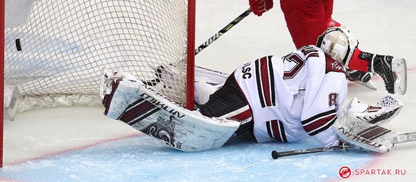 Робин Ганзл (Спартак) забил победный буллит в матче против Динамо (Рига) Робин Ганзл (Спартак) забил победный буллит в матче против Динамо (Рига) - Sputnik Латвия