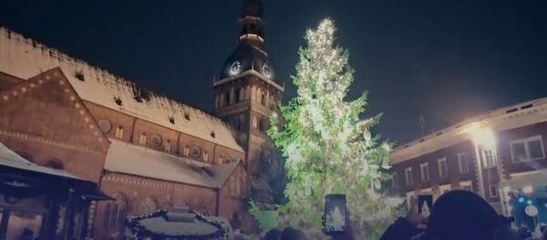 На Домской площади зажгли рождественскую елку! - Sputnik Латвия