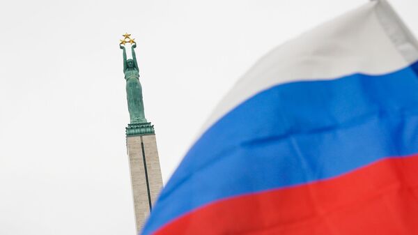 Флаг России на фоне памятника Свободы - Sputnik Латвия