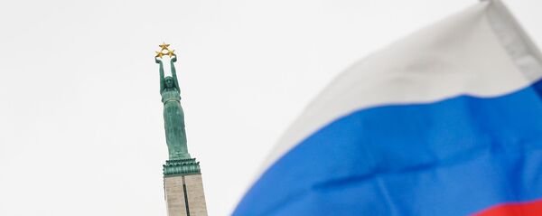 Флаг России на фоне памятника Свободы Флаг России на фоне памятника Свободы - Sputnik Latvija