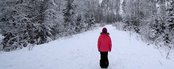 Ребенок на лесной дороге Ребенок на лесной дороге - Sputnik Latvija