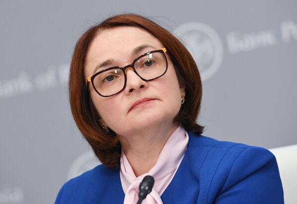 Председатель Центрального банка РФ Эльвира Набиуллина выступает на брифинге в Москве - Sputnik Latvija