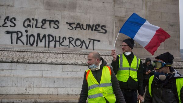 Акция протеста желтых жилетов в Париже - Sputnik Латвия