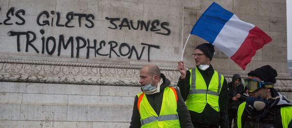 Акция протеста желтых жилетов в Париже Акция протеста желтых жилетов в Париже - Sputnik Latvija