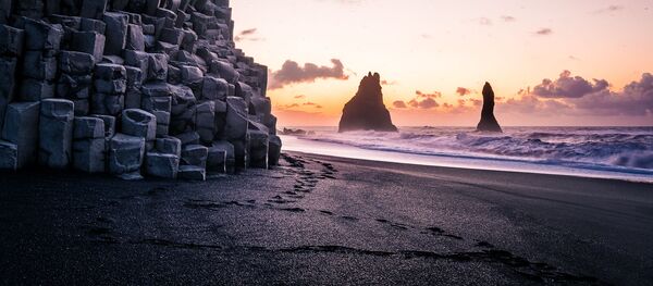 Рассвет на ппяже Рейнисфьяра с черным вулканическим песком в Исландии - Sputnik Латвия