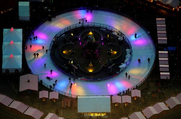 Посетители рождественской ярмарки катаются на коньках в Берлине - Sputnik Латвия