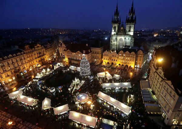 Рождественская елка и рождественский базар в центре Праги - Sputnik Латвия