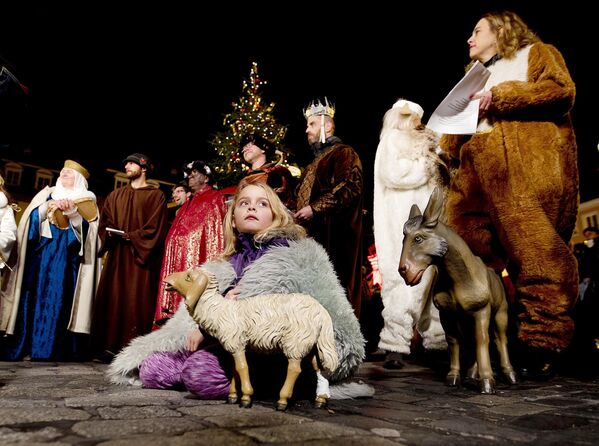 Участники костюмированного спектакля на рождественской ярмарке в Гейдельберге, Германия - Sputnik Латвия