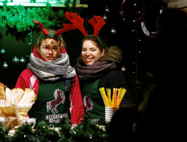 Продавщицы на рождественской ярмарке в Вильнюсе, Литва - Sputnik Латвия
