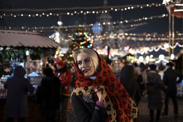 Девушка на ГУМ-Ярмарке на Красной площади в Москве - Sputnik Латвия