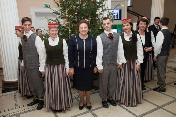 Розы, золотые шары и праздник для бедных детей: из истории латвийских елок - Sputnik Латвия