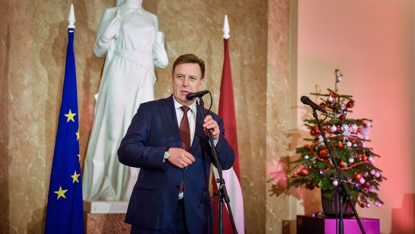 Премьер-министр Марис Кучинскис зажигает первую в Латвии смарт-елку, 2016 год - Sputnik Latvija