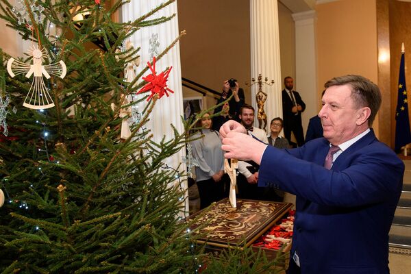 Розы, золотые шары и праздник для бедных детей: из истории латвийских елок - Sputnik Латвия