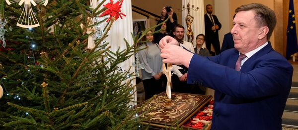 Премьер-министр Марис Кучинскис наряжает главную елку кабинета министров, 2017 год Премьер-министр Марис Кучинскис наряжает главную елку кабинета министров, 2017 год - Sputnik Latvija