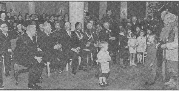 Розы, золотые шары и праздник для бедных детей: из истории латвийских елок - Sputnik Латвия