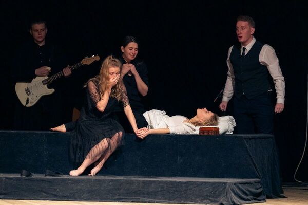 Гастроли ГИТИС в Риге: эта музыка достойна того, чтобы быть законченной Гастроли ГИТИС в Риге: эта музыка достойна того, чтобы быть законченной - Sputnik Латвия