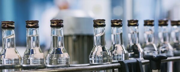 Цех розлива готовой продукции на российском предприятии по производству водки, архивное фото Цех розлива готовой продукции на российском предприятии по производству водки, архивное фото - Sputnik Latvija