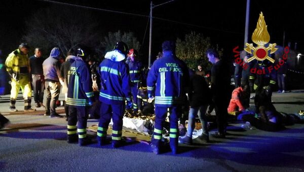 Сотрудники службы спасения оказывают помощь пострадавшим во время давки в клубе Lanterna Azzurra в итальянском городе Коринальдо - Sputnik Латвия
