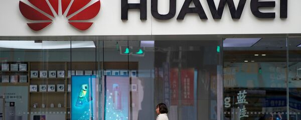 Женщина у фирменного магазина Huawei Женщина у фирменного магазина Huawei - Sputnik Latvija