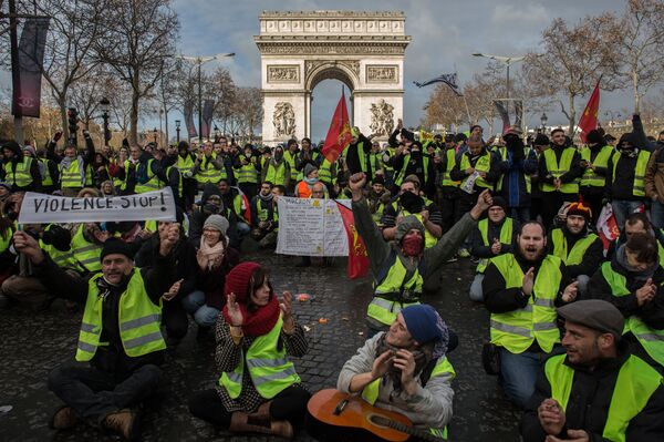 Майдан в Париже: Трамп ставит Франции условия, но все ищут след Кремля Майдан в Париже: Трамп ставит Франции условия, но все ищут след Кремля - Sputnik Латвия