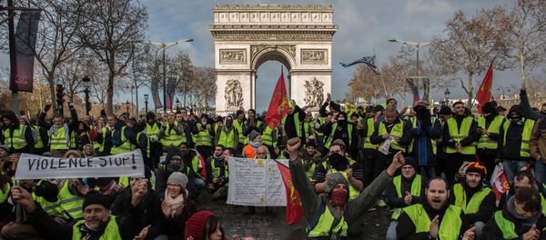 Акция протеста автомобилистов в Париже - Sputnik Latvija