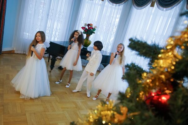 Предновогодняя симфония: Непоседы побывали в посольстве РФ в Латвии - Sputnik Латвия