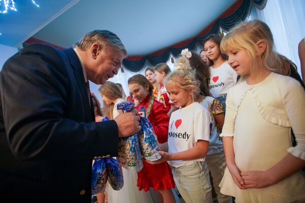 Предновогодняя симфония: Непоседы побывали в посольстве РФ в Латвии - Sputnik Латвия