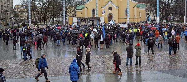 Пикет на площади Свободы в Таллине против миграционного пакта ООН Пикет на площади Свободы в Таллине против миграционного пакта ООН - Sputnik Латвия
