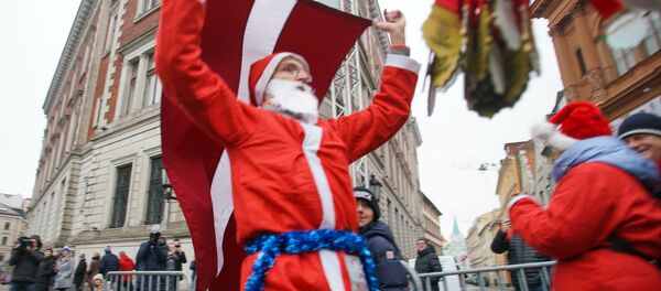 Благотворительный забег Дедов Морозов в Риге - Sputnik Латвия