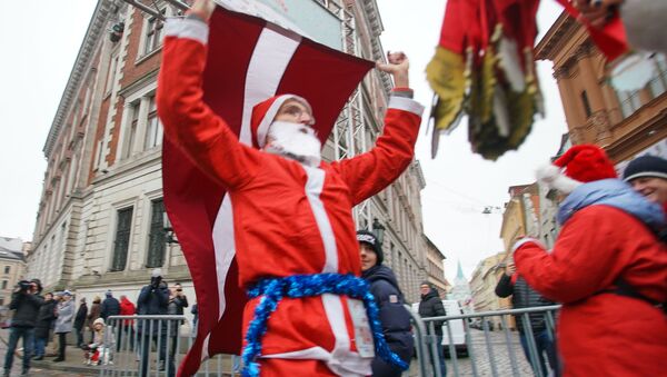 Благотворительный забег Дедов Морозов в Риге - Sputnik Латвия