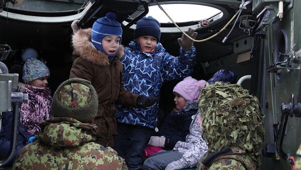 Дети и подростки из учебных заведений Ида-Вирума на юбилее пехотного батальона Виру - Sputnik Latvija