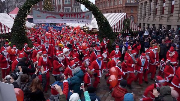Сотни Санта-Клаусов устроили благотворительный забег в Риге - Sputnik Latvija