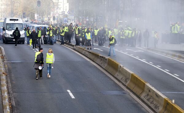 Майдан в Париже: Трамп ставит Франции условия, но все ищут след Кремля Майдан в Париже: Трамп ставит Франции условия, но все ищут след Кремля - Sputnik Латвия