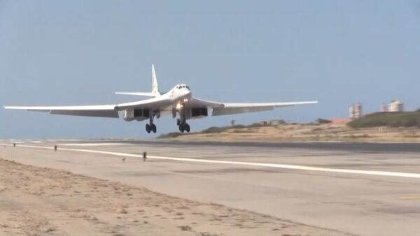 Два бомбардировщика Ту-160 приземлились в Каракасе - видео - Sputnik Латвия