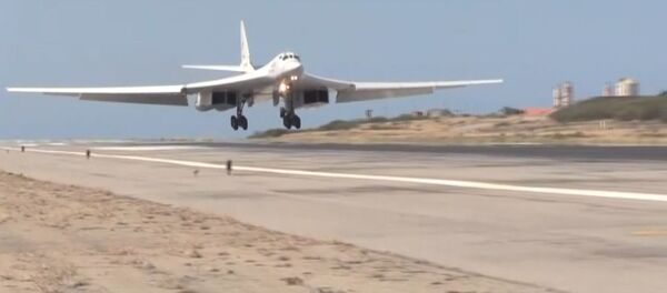 Два бомбардировщика Ту-160 приземлились в Каракасе - видео - Sputnik Latvija