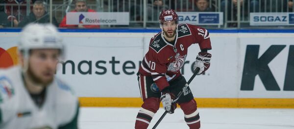 Нападающий Динамо (Рига) Лаурис Дарзиньш в матче регулярного чемпионата КХЛ против Ак Барса Нападающий Динамо (Рига) Лаурис Дарзиньш в матче регулярного чемпионата КХЛ против Ак Барса - Sputnik Латвия