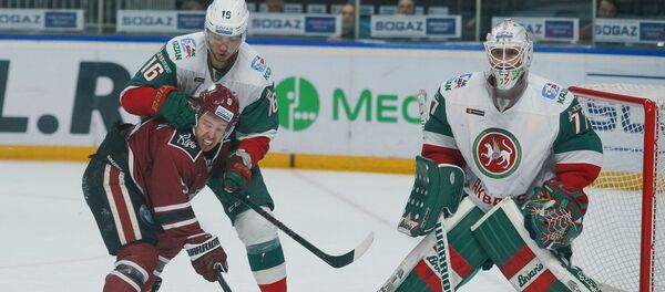 Силовой прием Романа Абросимова (Ак Барс) против динамовца Кевина Кларка Силовой прием Романа Абросимова (Ак Барс) против динамовца Кевина Кларка - Sputnik Латвия