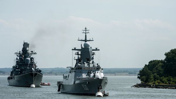 Корвет Стерегущий (справа) и эсминец Настойчивый - Sputnik Латвия