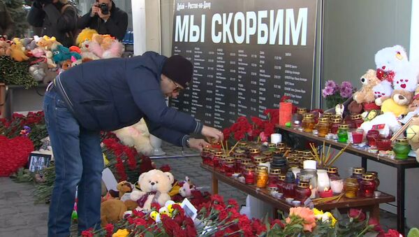 Мы скорбим – россияне и украинцы почтили память жертв крушения Boeing 737-800 - Sputnik Латвия