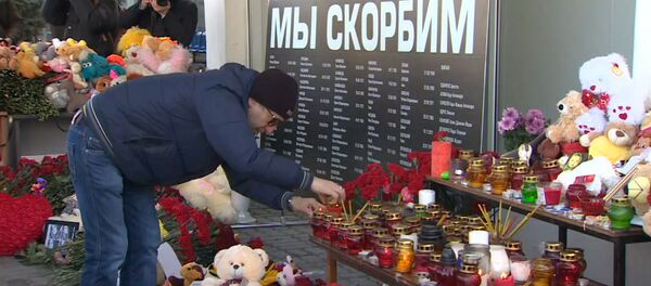 Мы скорбим – россияне и украинцы почтили память жертв крушения Boeing 737-800 - Sputnik Латвия