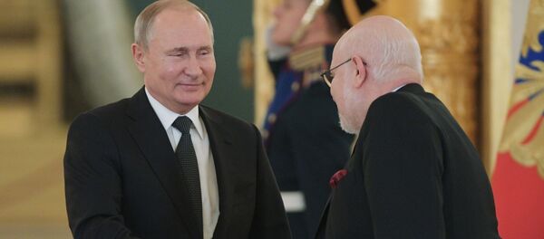 Президент РФ Владимир Путин и председатель СПЧ Михаил Федотов (справа), 11 декабря 2018 - Sputnik Латвия